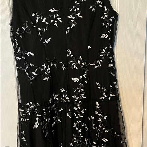 Tommy Hilfiger Embroidered Fit and Flare Dress NWOT - Women US size 6 - Picture 2 of 6